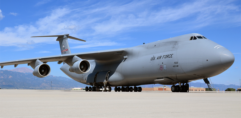 Illustration for article titled What It's Like To Fly America's Biggest Jet, The Gargantuan C-5 Galaxy
